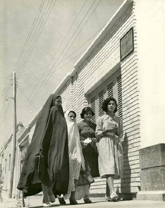 Две молодые женщины в чадре рядом с жительницами города Ахваз, Хузестан, юг Ирана.