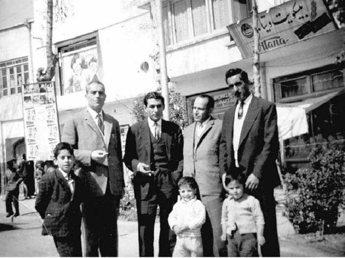 Рядом с кинотеатром в центре Боруджерда, 1961 год.