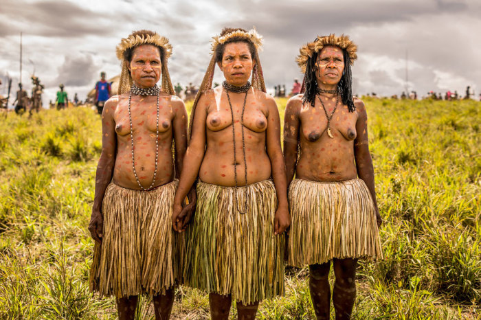 Женщины племени Дани около своей деревни.