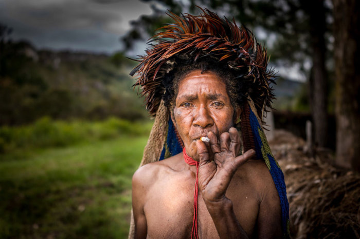 Женщины племени дани отрезают себе фалангу пальца, чтобы показать, как сильно они горюют за усопшим.