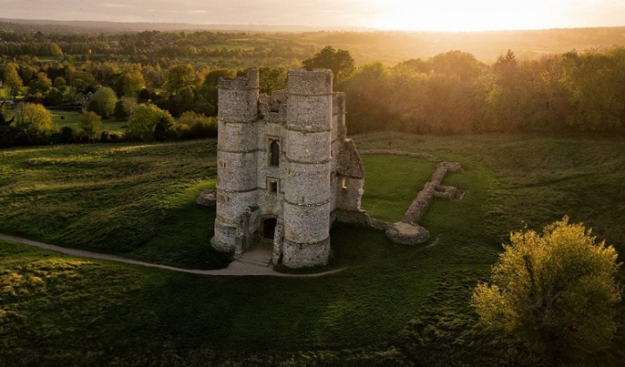 Финалист конкурса – фотограф Джонатан Рейд (Jonathan Reid) со снимком руин средневекового замка, от которого после битвы осталась лишь сторожевая башня.