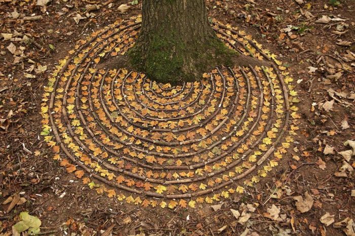 Растущее дерево художник очень органично вписал в узор из концентрических кругов.