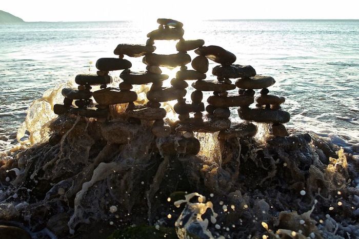 Недолговечная, но прекрасная инсталляция из камней, которую вот-вот разрушит океанская волна.