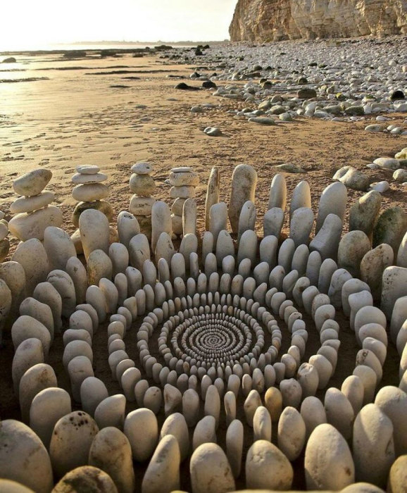 Фантастическая спираль, выложенная на берегу из отшлифованных океаном белых камней.