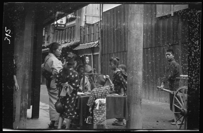 Американский ученый Арнольд Генте (Arnold Genthe) сделал снимок японцев, которые что-то оживленно обговаривали.