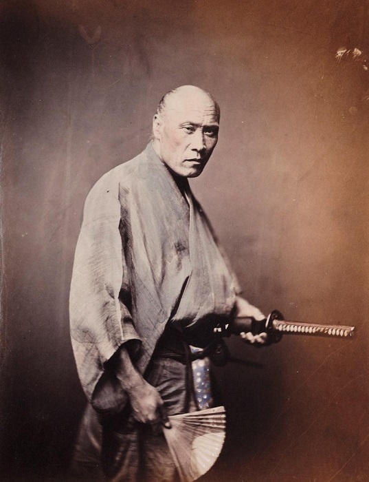 В повседневной жизни самураи носили обыкновенную одежду: кимоно, пояс и накидку.