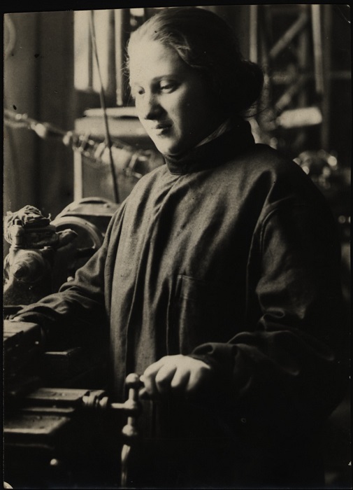 Еврейка - раздатчица главного механического цеха, 1926 год.