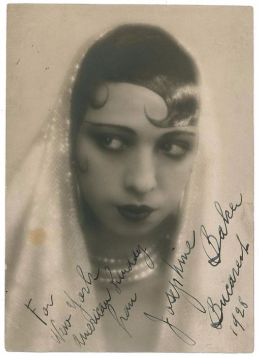 Фотография датирована 1928 годом с личной подписью популярной французской звезды.