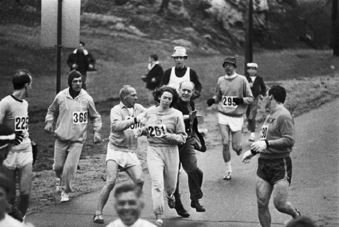 Кэтрин Швитцер (Kathrine Switzer) стала первой женщиной, пробежавшей Бостонский марафон, несмотря на попытки организатора остановить ее.