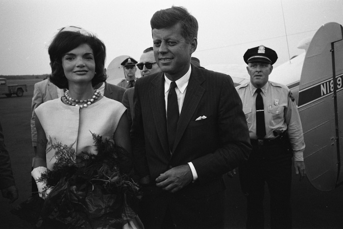 Джон Ф. Кеннеди с женой Жаклин у борта самолета.