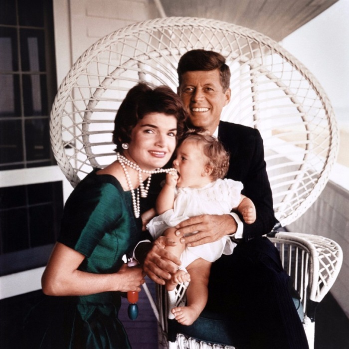 Семья будущего президента США позирует фотографу Жаку Лоу в отцовском доме, расположенном в Гианнис Порте