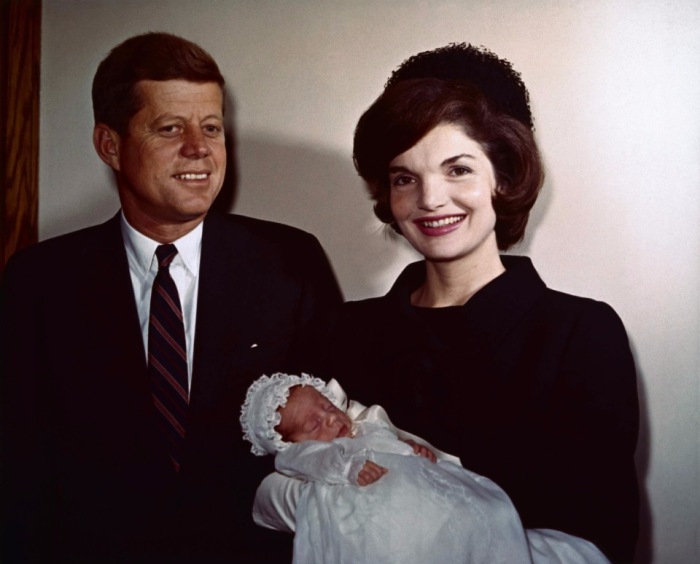Супруги Кеннеди с сыном Джоном, который родился через месяц после президентских выборов.