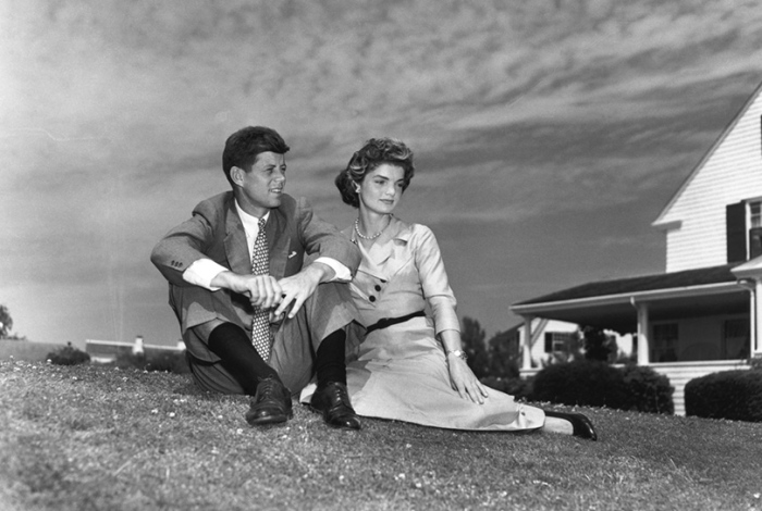 Джон Ф. Кеннеди и Жаклин Бувье на лужайке у дома в Гианнис Порте (штат Массачусетс).
