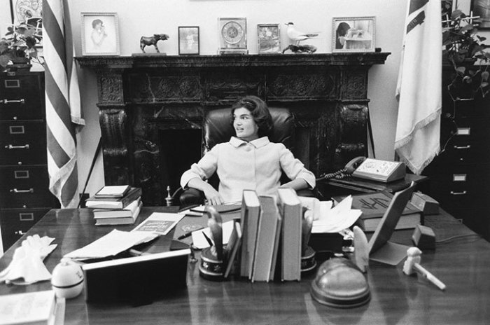 Жаклин Кеннеди за рабочим столом мужа в Вашингтоне (округ Колумбия).