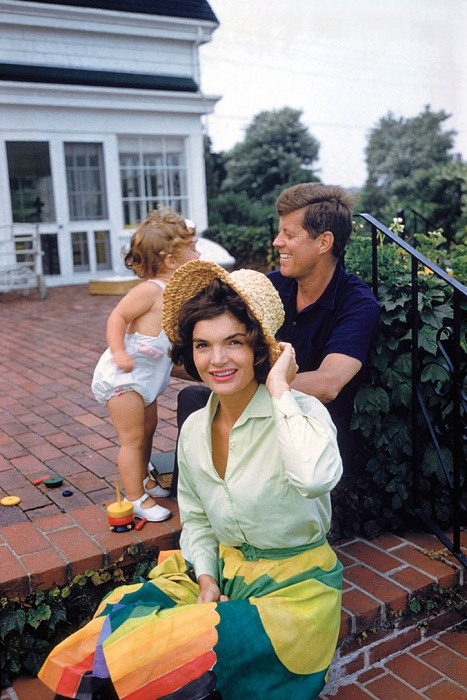 Жаклин и Джон Ф. Кеннеди со своей дочкой Кэролайн во время летнего отдыха в Гианнис Порте.