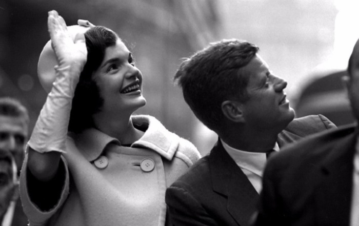 Жаклин Кеннеди сопровождает мужа во время предвыборной кампании в Нью-Йорке.