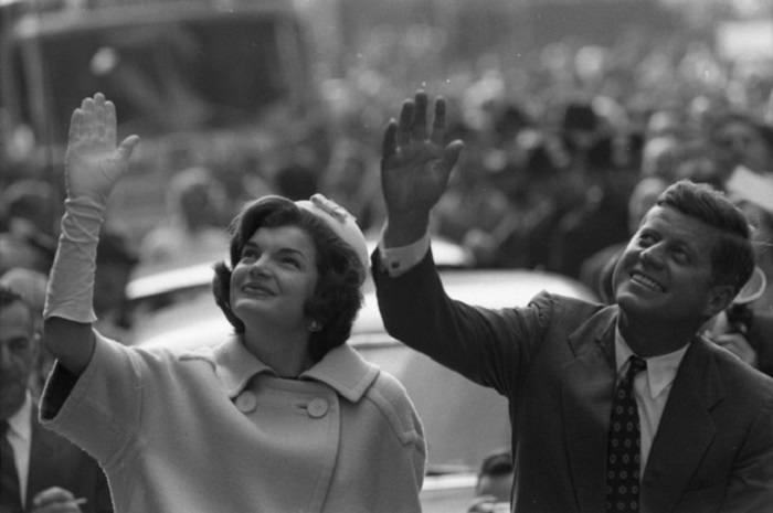 Чета Кеннеди приветствует избирателей из открытого кабриолета.
