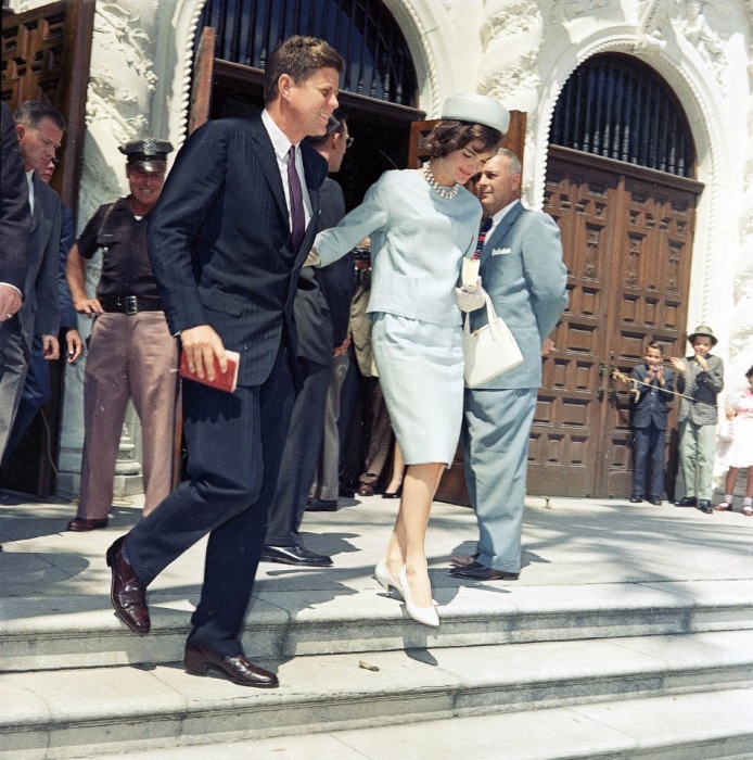 Президент Джон Ф. Кеннеди с женой Жаклин после воскресной службы в католической церкви Святого Эдвардса.