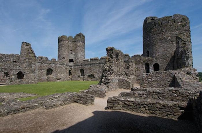 Замок был построен в устье реки Гвендраэт епископом Солсбери, юстициарием Англии Роджером в 1106 году, для охраны дороги на запад Уэльса.