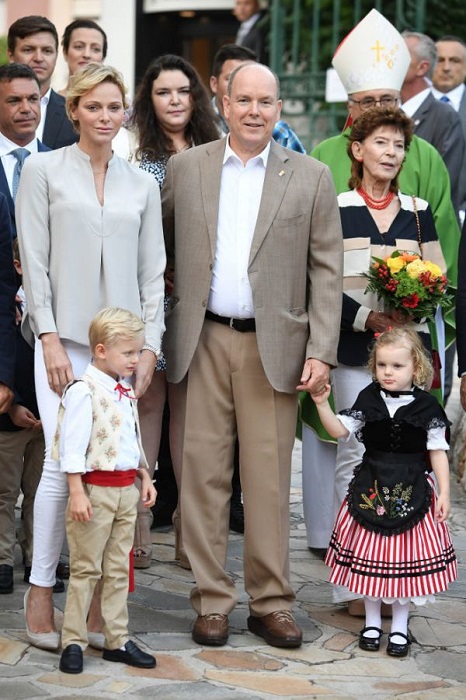 Князь Альберт и его супруга прекрасно справляются с родительскими обязанностями, они любят детей и очень ласковый с ними. /Фото:emarfa.ru