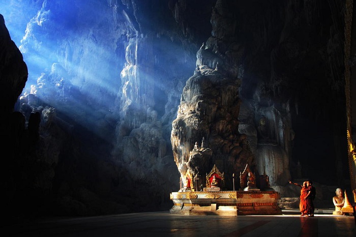 На входе в пещеру находится буддийский храм, который служит местом для медитаций монахов.