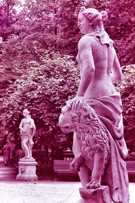 Мраморная статуя Летнего сада.