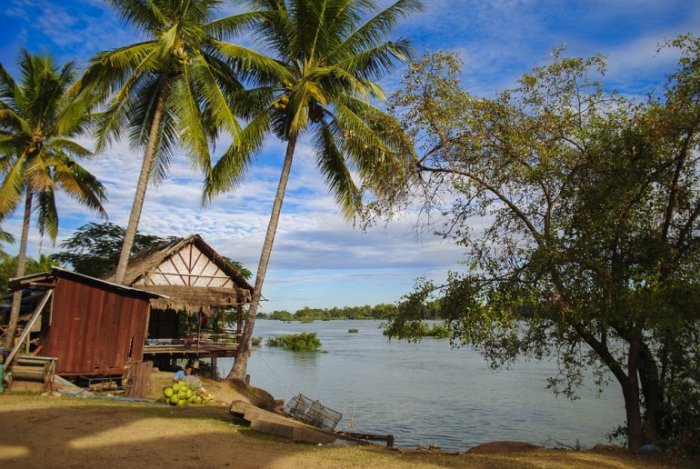 В переводе Сифандон означает «Четыре тысячи островов», находятся близ границы между Лаосом и Камбоджей.