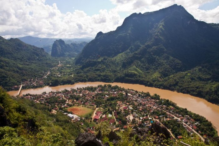 Небольшой населенный пункт, расположенный на живописном берегу реки Нан Оу в 140 километрах севернее города Луангпрабанга.