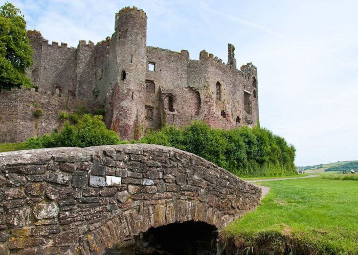 Замок, использовавшийся в средневековье в качестве береговой крепости.