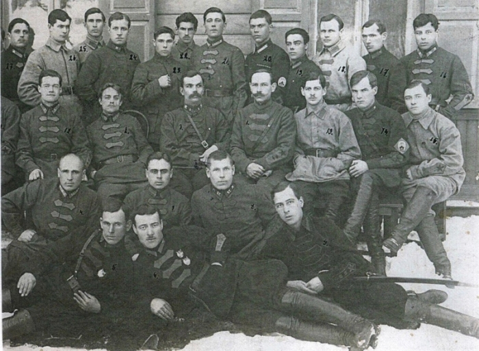 Портретный снимок офицеров и курсантов высшей офицерской кавалерийской школы.