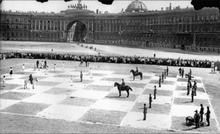 Театрализованное представление шахматной партии.