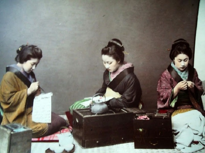 Девушки в свободное время учатся вышивать, писать и читать.