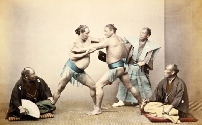 В поединке участвуют два борца в набедренных повязках, которые обматываются несколько раз вокруг пояса и проходят между ног.