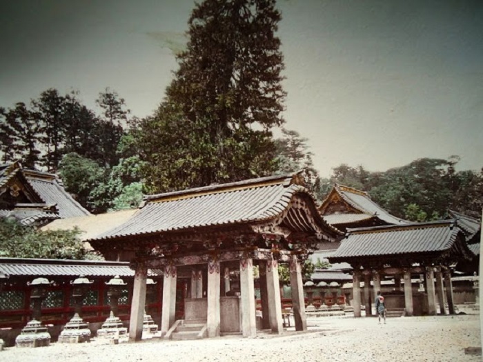 Каменные строения для хранения святой воды используются для умывания перед входом в храм.