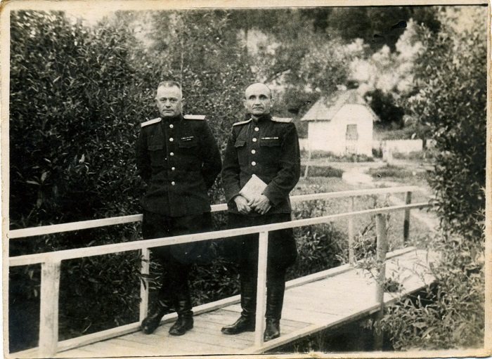 Офицеры на территории старого управление Госбезопасности в Гродно по улице Горького. 1947 год.