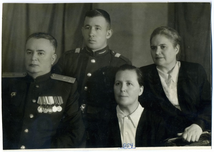 Полковник Маевский в кругу семьи. Киев, 1954 год.