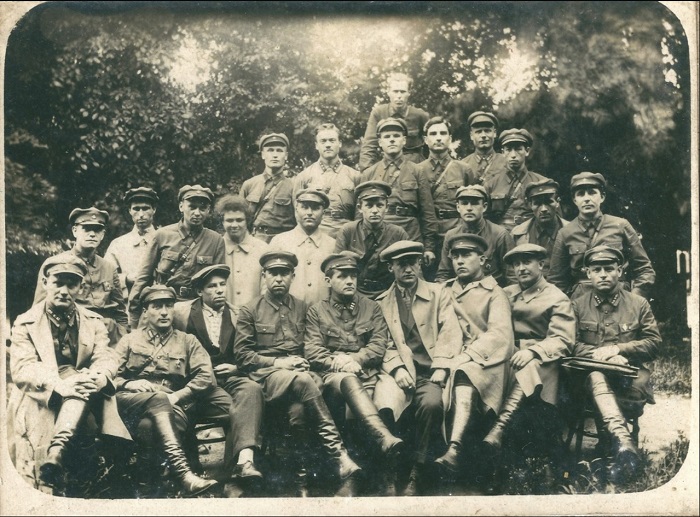 Фотография группы людей датирована 1928 годом.
