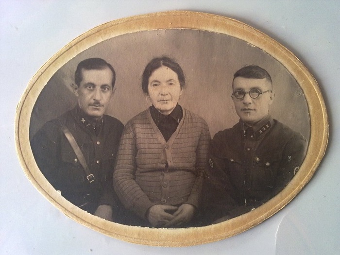 Военный инженер третьего ранга Внутренних Войск НКВД и младший лейтенант Госбезопасности с матерью. Тбилиси, 1941 год.