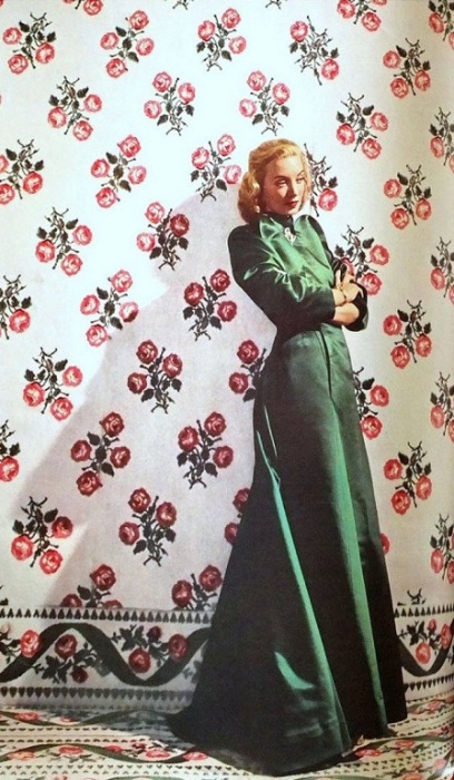 Модель Лиз Гиббонс в вечернем зеленом атласном пальто англо-американского модельера Чарльза Джеймса (Charles James).
