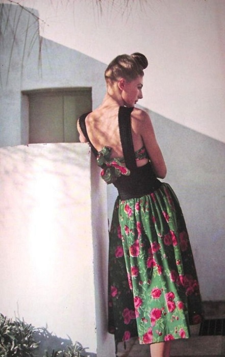 Известная модель Бижу Баррингтон в летнем платье с цветочным принтом.