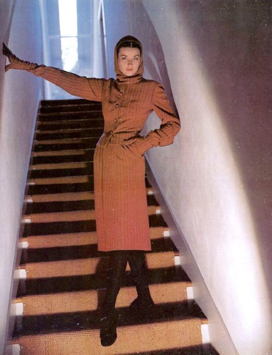 Модель Дориан Ли (Dorian Leigh) в твидовом костюме от американского модельера Клэр Маккарделл (Claire McCardell).