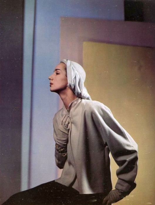 Модель в серо-голубой куртке с широкими рукавами от франко-американского кутюрье Полины Тригер (Pauline Trigеre).