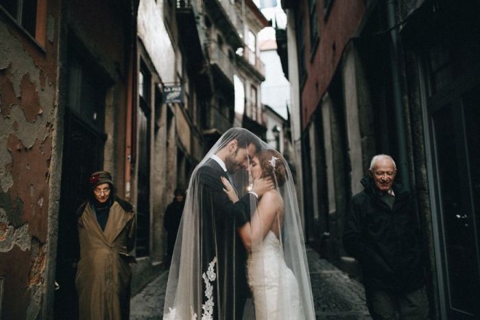 Свадебная фотосессия на старинных и узких улочках Португалии. Автор фотографии: (Ale Bigliazzi) Али Биглиацци.