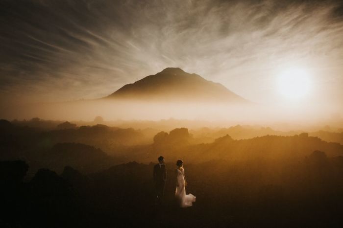 Мистическая фотосессия молодоженов на фоне мощного вулкана Кинтамани. Автор фотографии: неизвестен.