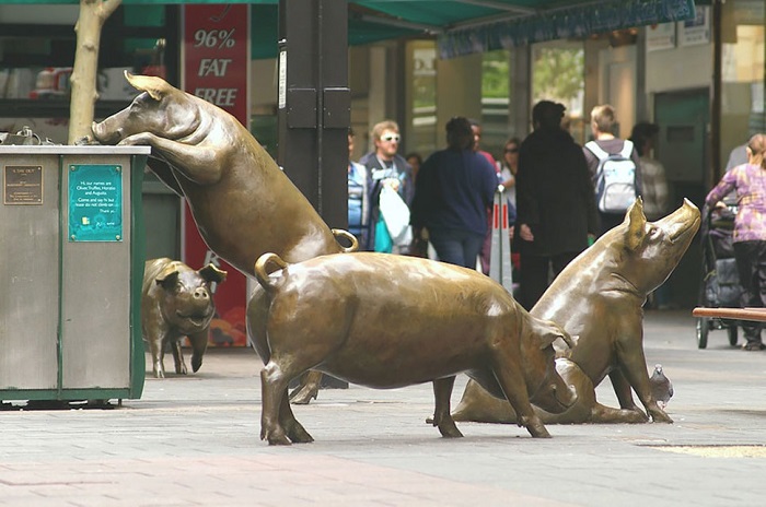 В центре города были установлены скульптуры свиней в рамках заключительного этапа модернизации улицы.