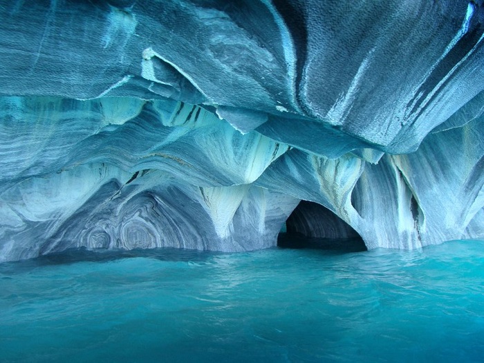 Самая удивительная сеть пещер в мире, где кристально чистая вода акцентирует внимание на замысловатых рисунках стен.