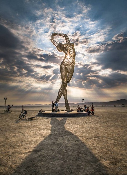 12-метровая скульптура женщины, замершей в элегантной красивой позе.
