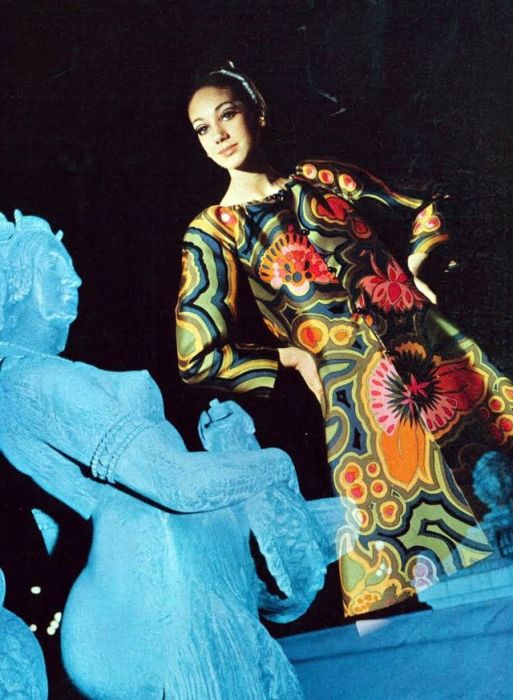Фотомодель журнала «Vogue» в ярком шелковом платье от Lanvin с цветочным принтом позирует Дэвиду Бэйли.