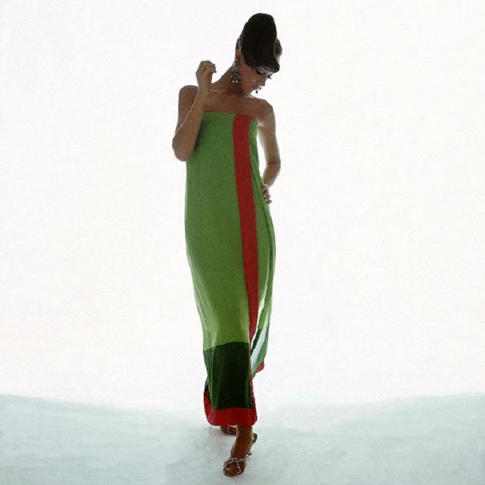 Известная американская модель 1960-х годов в шифоновом платье без бретелек от Bill Blass, серьгах и туфлях в объективе фотографа Берта Стерна.