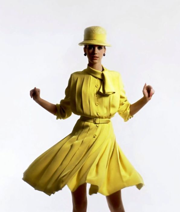 Мариса Беренсон в плиссированном желтом платье от Dior в объективе фотографа Девида Бейли специально для журнала «Vogue».